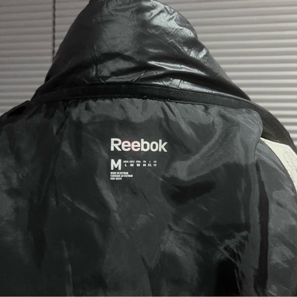 Reebok Asymetrical High Neck Puffer Vest in Black insulated zip pockets Medium - Picture 5 of 9